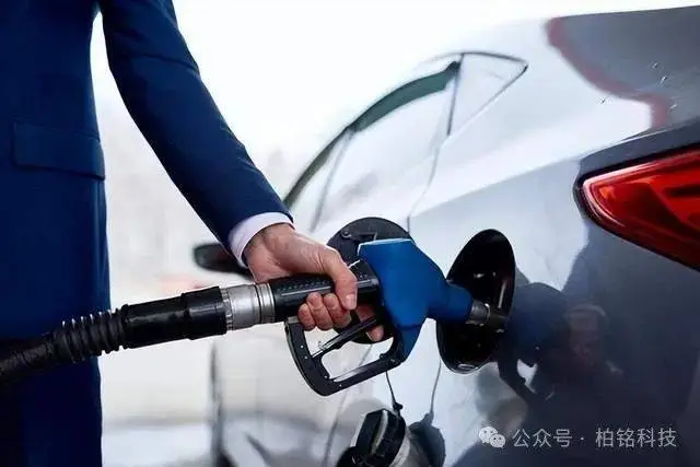 性能燃油车告别国内市场_能源车与燃油车的市场份额_新能源汽车市场的不确定性：销量与燃油车的较量